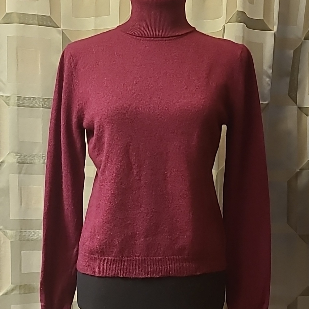 Women's Burgundy Turtleneck Sweater. 48% Cashmere. 52% Wool.  Fits like S.